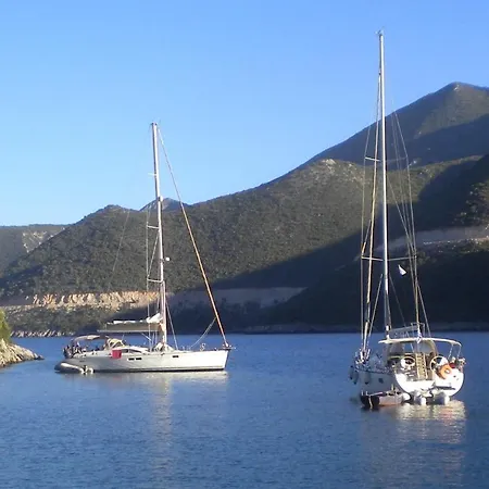 Amygdalia, A Stone House In A Quiet Landscape 度假居