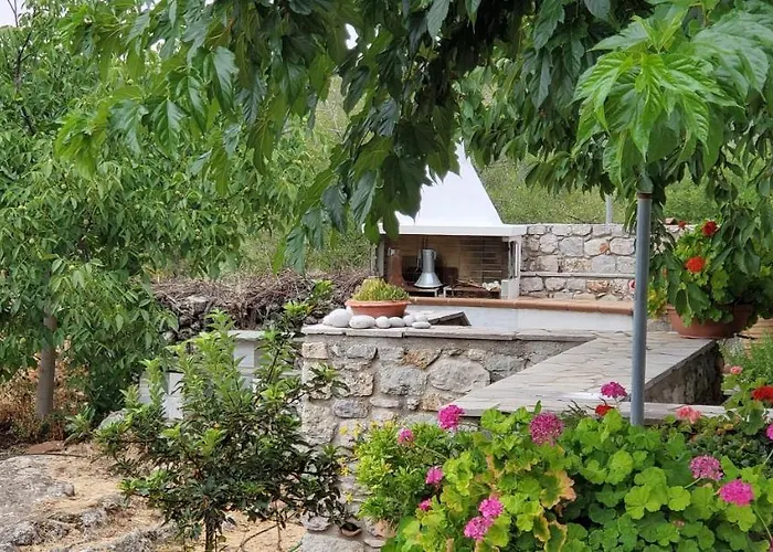 Amygdalia, A Stone House In A Quiet Landscape * 利昂尼迪翁