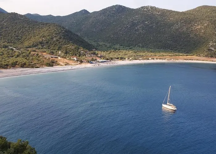 Amygdalia, A Stone House In A Quiet Landscape 利昂尼迪翁